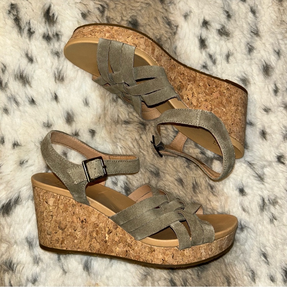 EUC UGG Uma Wedge Suede Cork Platform Sandals Antelope size us 8, eu 39